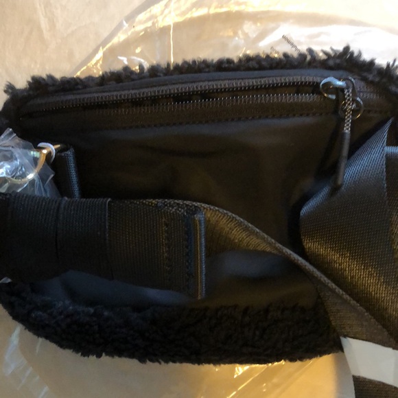Lululemon Everywhere blk Fleece BeltBag Gold tone hardware - Picture 13 of 13